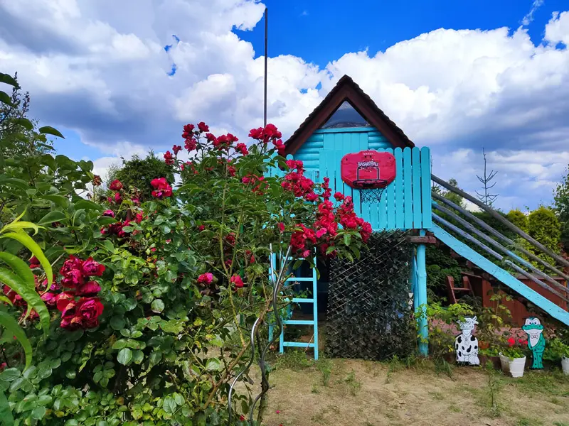 Prywatna sauna w ogrodzie Brzozowej Chatki nad jeziorem